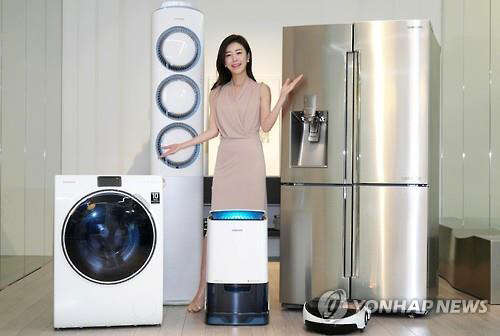 삼성전자 모델이 지난 18일 삼성전자 수원사업장 생활가전동 프리미엄 하우스에서 '인버터 컴프레서'와 '인버터 모터'의 무상보증 기간이 10년으로 일원화된 삼성 생활가전 제품들을 소개하고 있다.